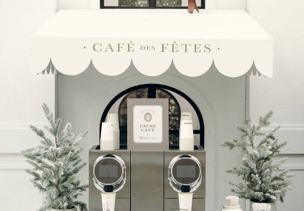 Décor événementiel immersif conçu pour le Manoir des Fêtes à Place Ste-Foy avec affichage sur mesure, installations décoratives et design graphique par Mimosa Design