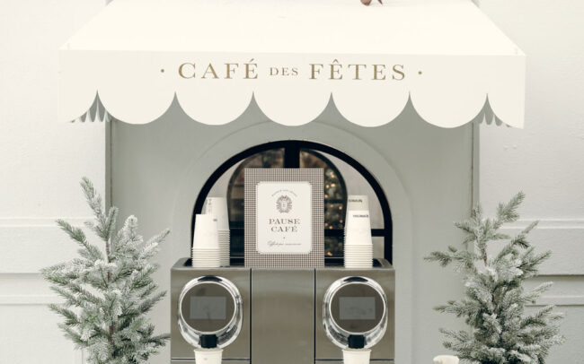 Décor événementiel immersif conçu pour le Manoir des Fêtes à Place Ste-Foy avec affichage sur mesure, installations décoratives et design graphique par Mimosa Design