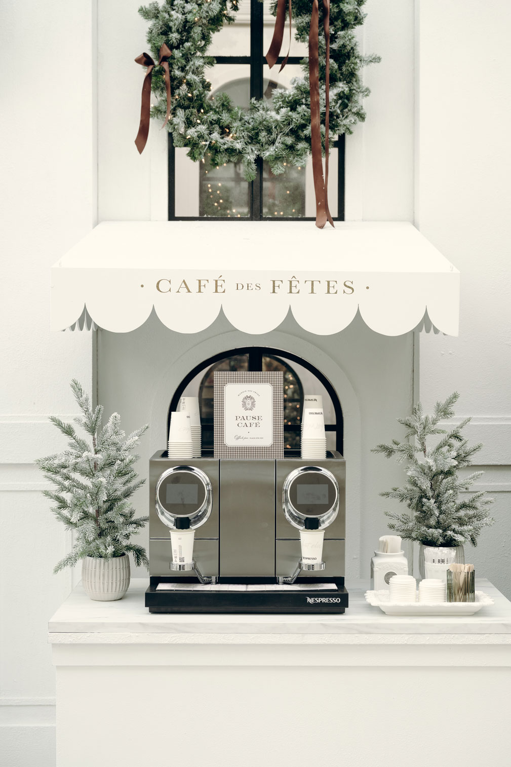 Décor événementiel immersif conçu pour le Manoir des Fêtes à Place Ste-Foy avec affichage sur mesure, installations décoratives et design graphique par Mimosa Design