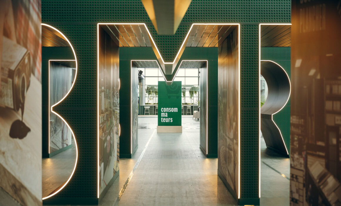 Espace événementiel conçu pour le BMR Salon d’achat 2026 avec identité visuelle sur mesure, affichage grand format et design immersif signé Mimosa Design