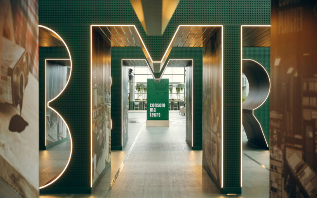 Espace événementiel conçu pour le BMR Salon d’achat 2026 avec identité visuelle sur mesure, affichage grand format et design immersif signé Mimosa Design