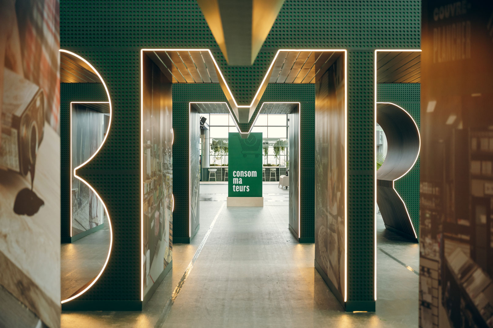 Espace événementiel conçu pour le BMR Salon d’achat 2026 avec identité visuelle sur mesure, affichage grand format et design immersif signé Mimosa Design