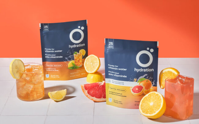 Design d’emballage et rebranding complet réalisés pour Ö Hydration avec nouveau logo, sacs, canettes et déclinaisons de produits par Mimosa Design