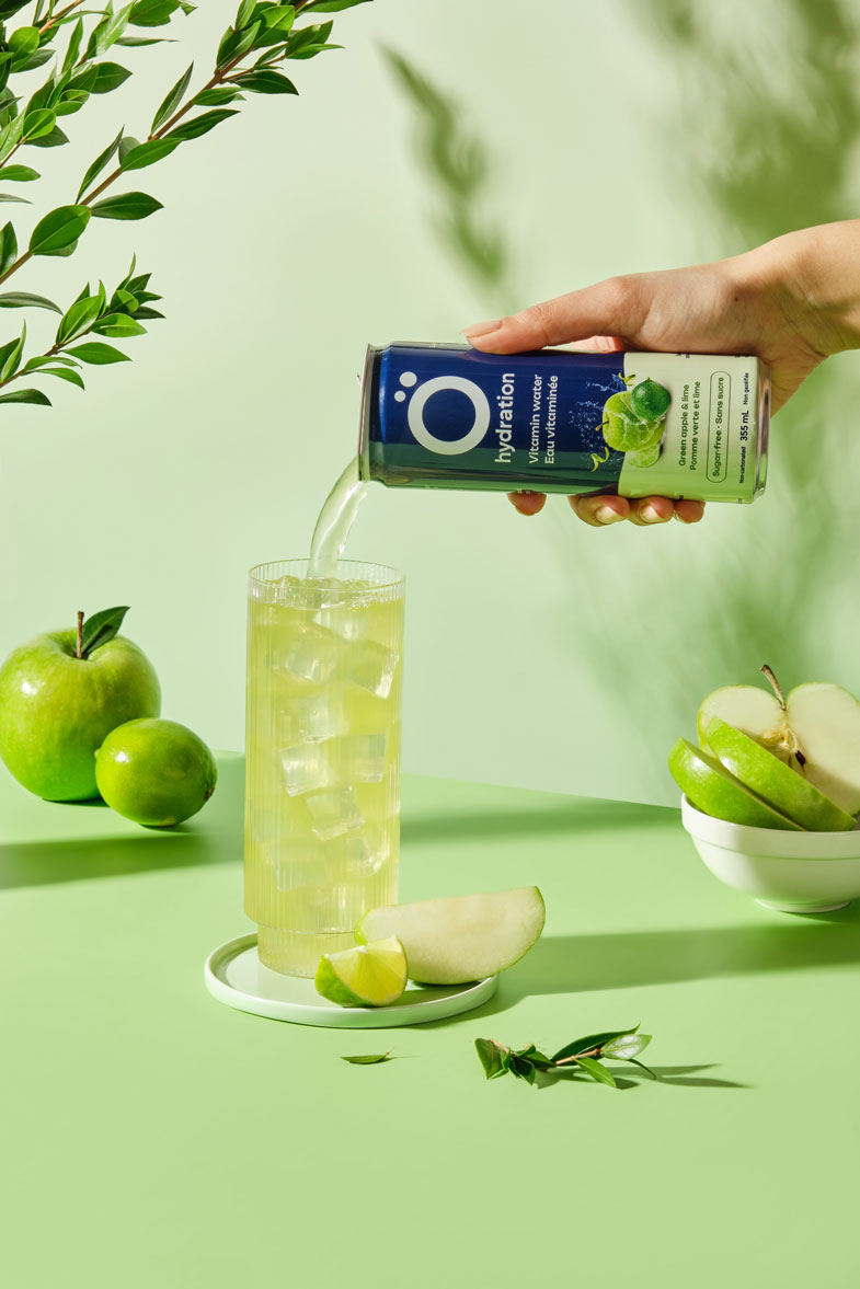 Design de canettes Ö Hydration pour boissons d’hydratation aux saveurs fruitées signé Mimosa Design