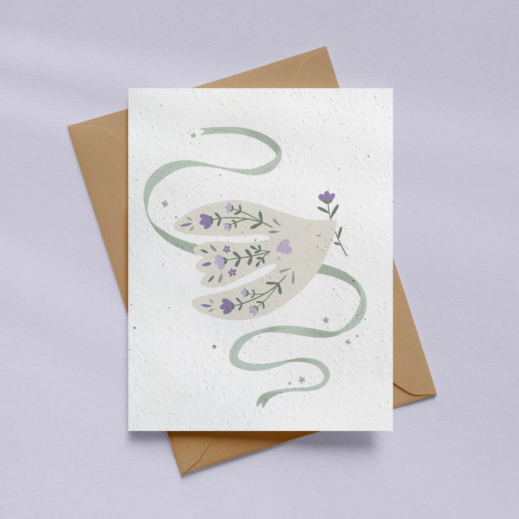 Carte de sympathies à planter Mimosa Design, illustrée d’une main fleurie tenant une petite fleur violette, accompagnée d’une enveloppe kraft