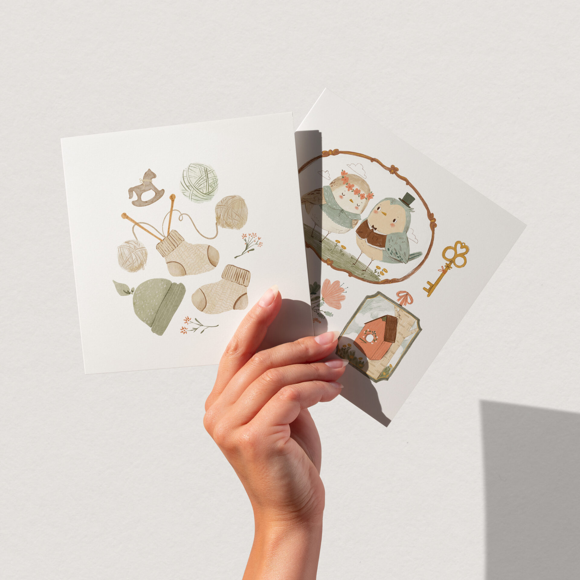 Cartes de souhaits illustrées Mimosa Design, tenues à la main, avec illustrations douces pour bébé et famille.
