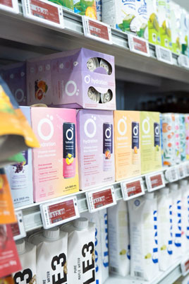 Design de canettes Ö Hydration pour boissons d’hydratation aux saveurs fruitées signé Mimosa Design